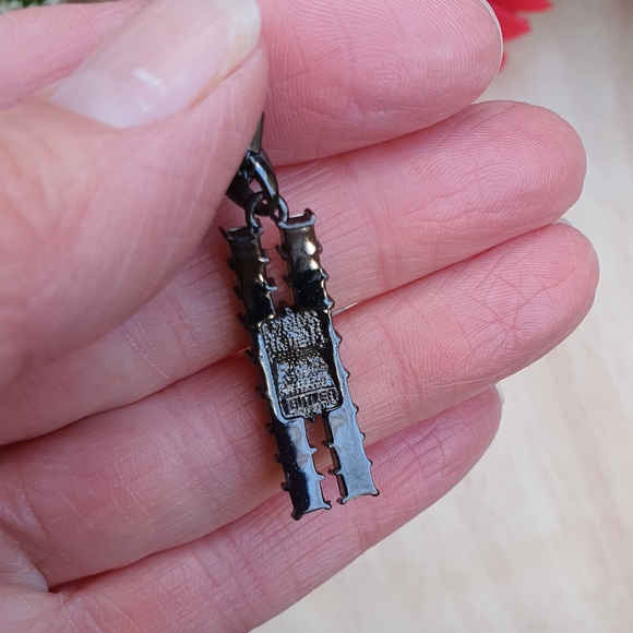 Black and Green Pendant Necklace - Picture 4 of 5